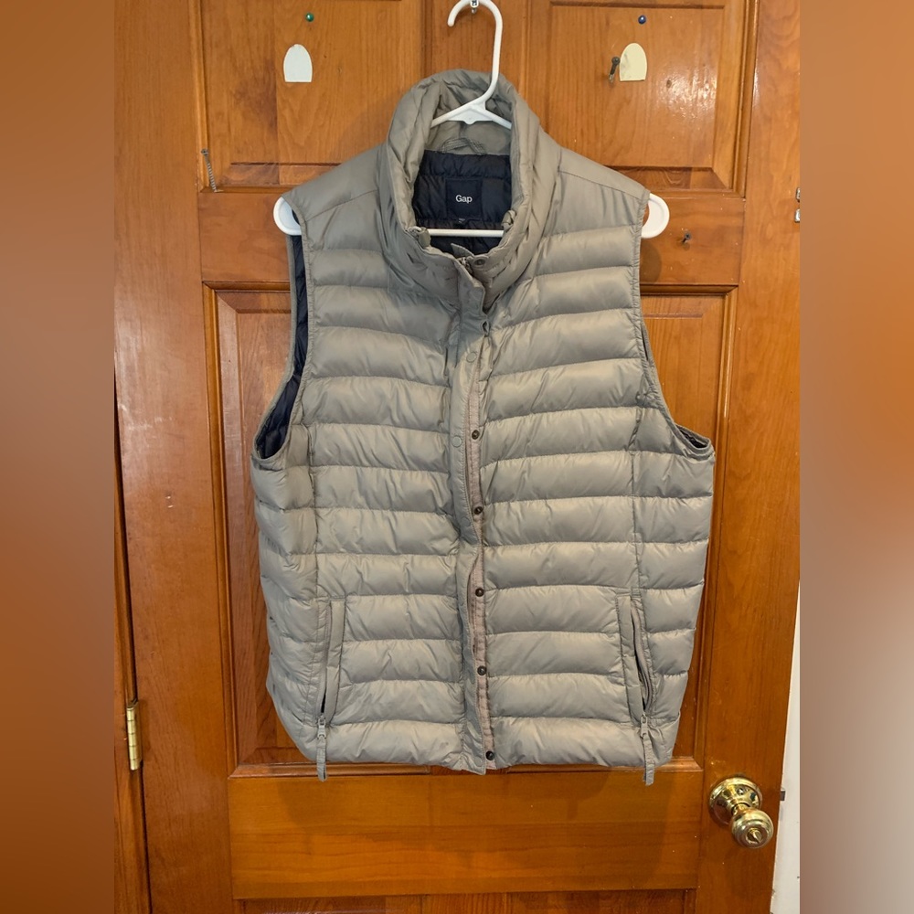 Women’s size XL puffer vest. Gray.